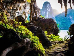 DAY-1-Halong-Bai-Tu-Long-Bay