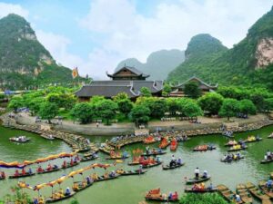 Day-Trip-To-Hoa-Lu-TrangAn-Bich-Dong