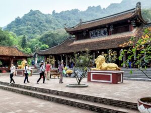 The-Beauty-Of-Perfume-Pagoda.