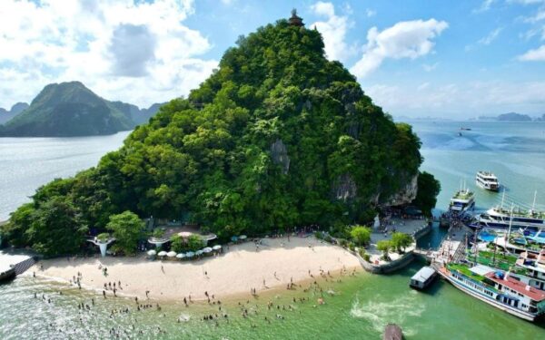 Titop-Island-Tuan-Chau-Port-Hanoi