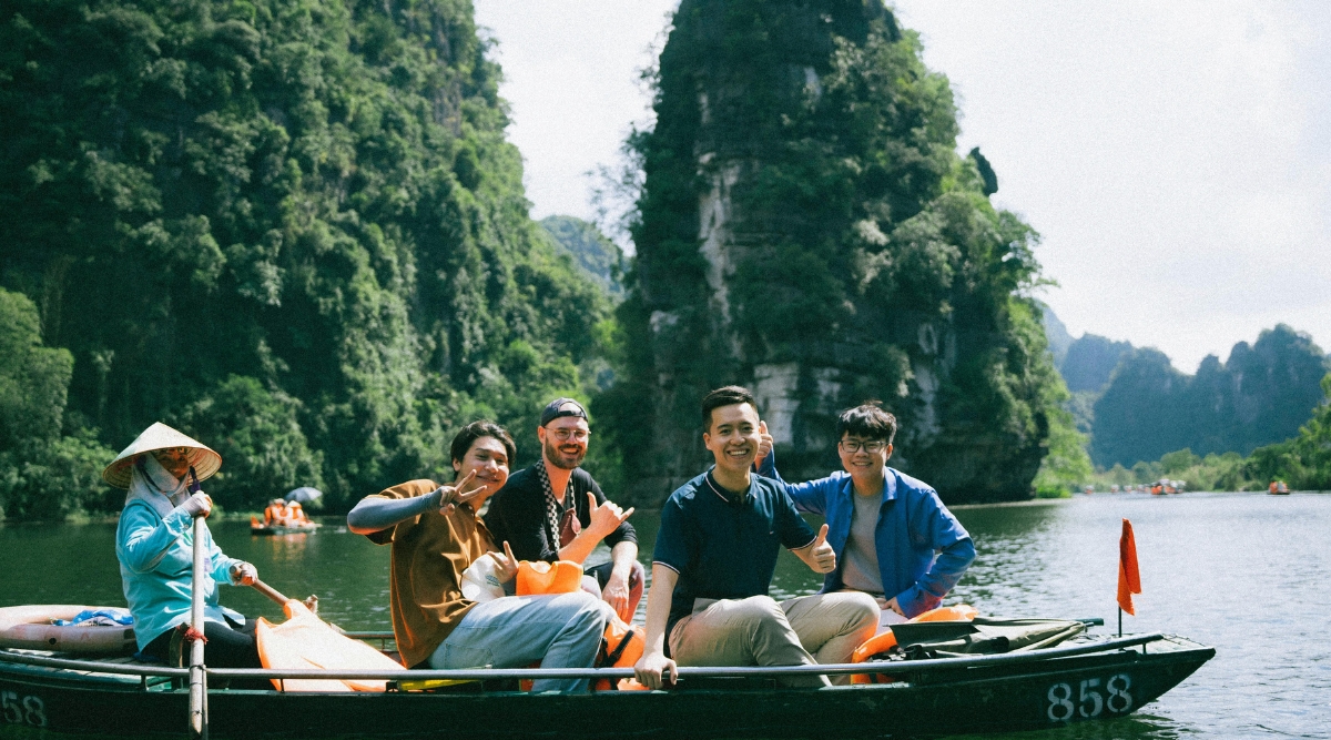 Tourists love to discover Tam Coc by boat tour