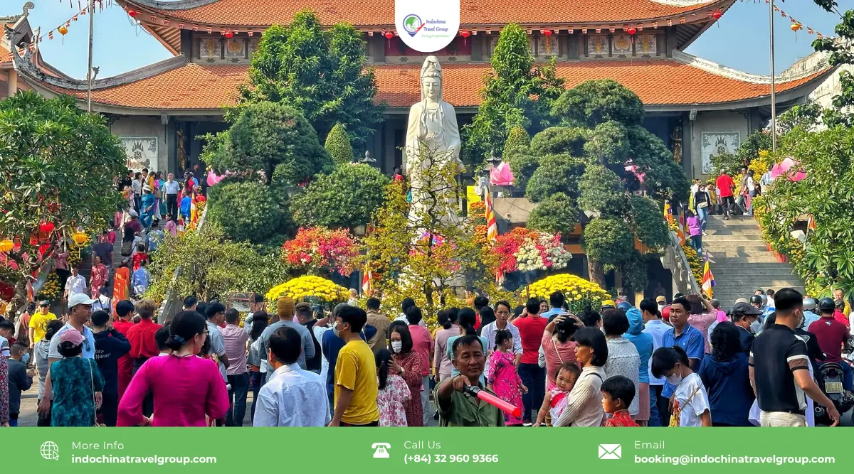 visit pagoda lunar new year